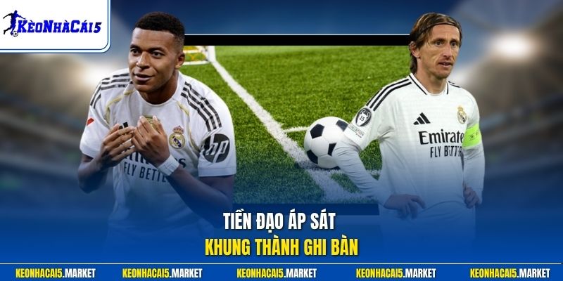 Poacher Trong Bóng Đá - Mẫu Tiền Đạo Săn Bàn Hiệu Quả 3 Tiền đạo áp sát khung thành ghi bàn